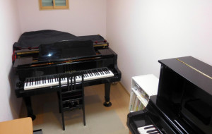 レッスン室のピアノ